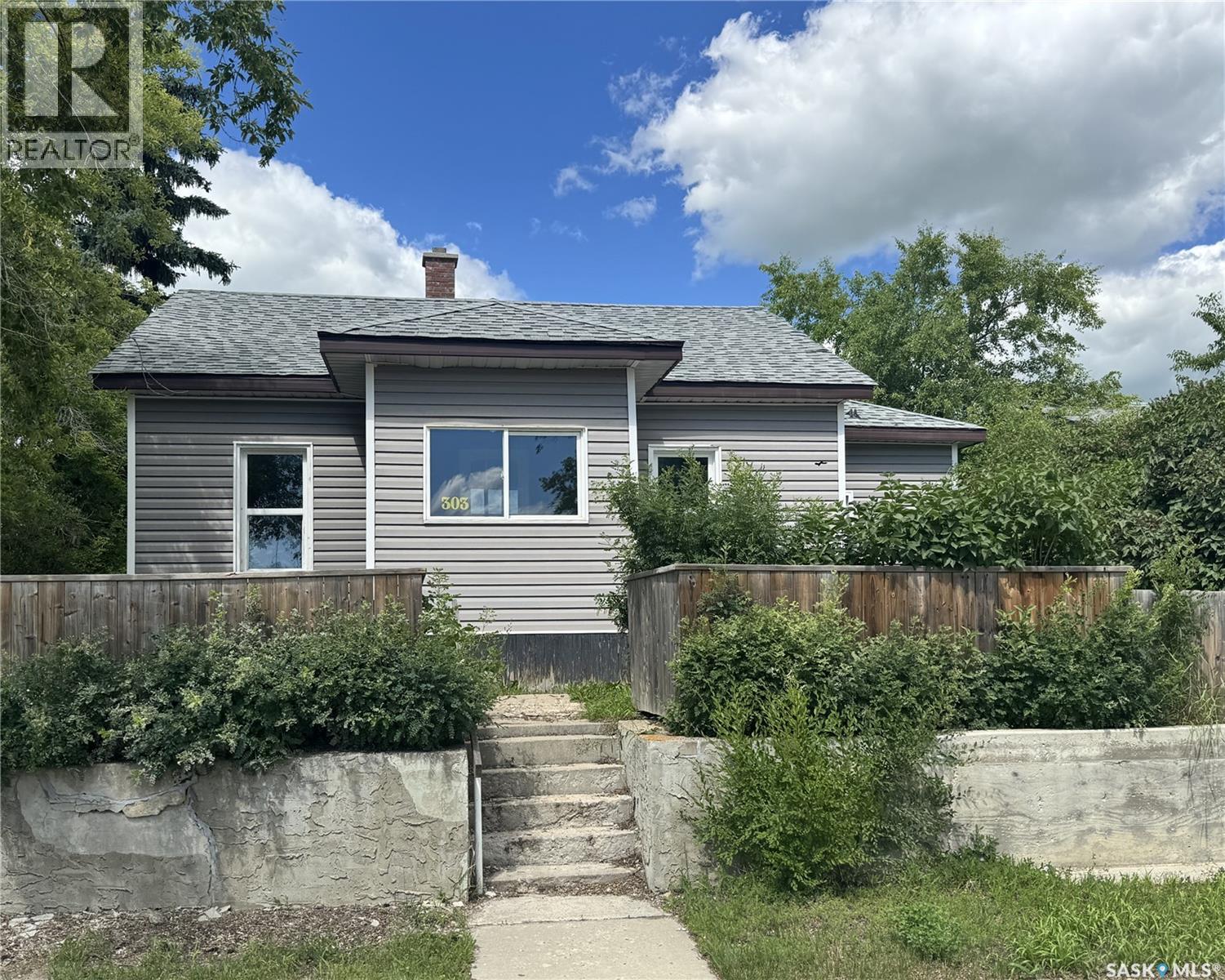 303 4th Avenue W Property Photo 1