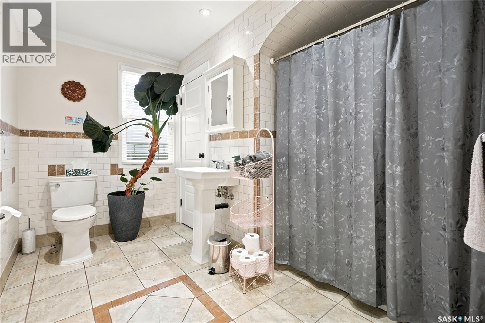 2216 Lorne Street Property Photo 11