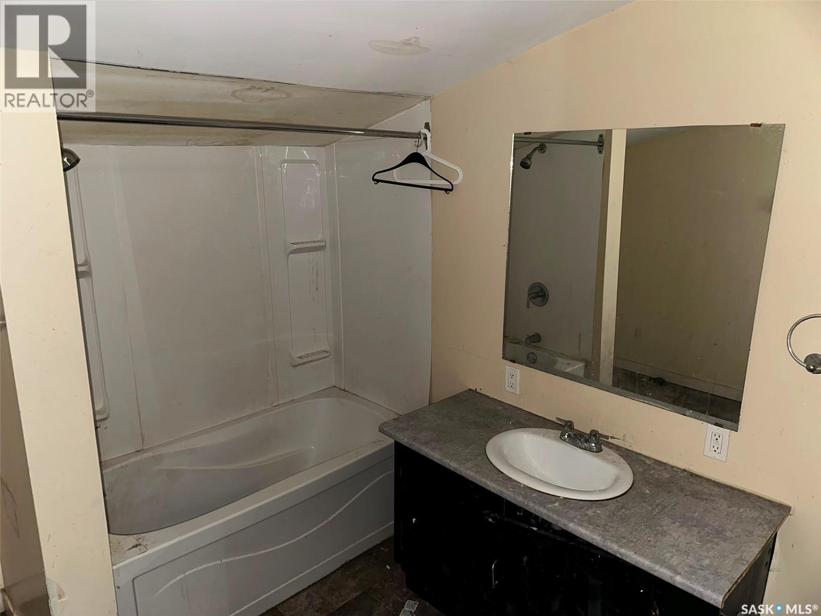 619 L Avenue S Property Photo 4