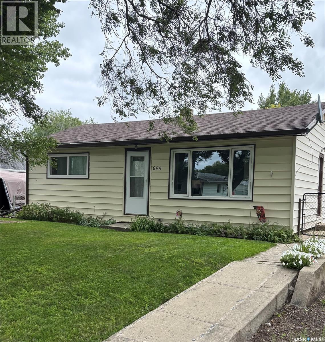 644 1st STREET W Property Photo 1