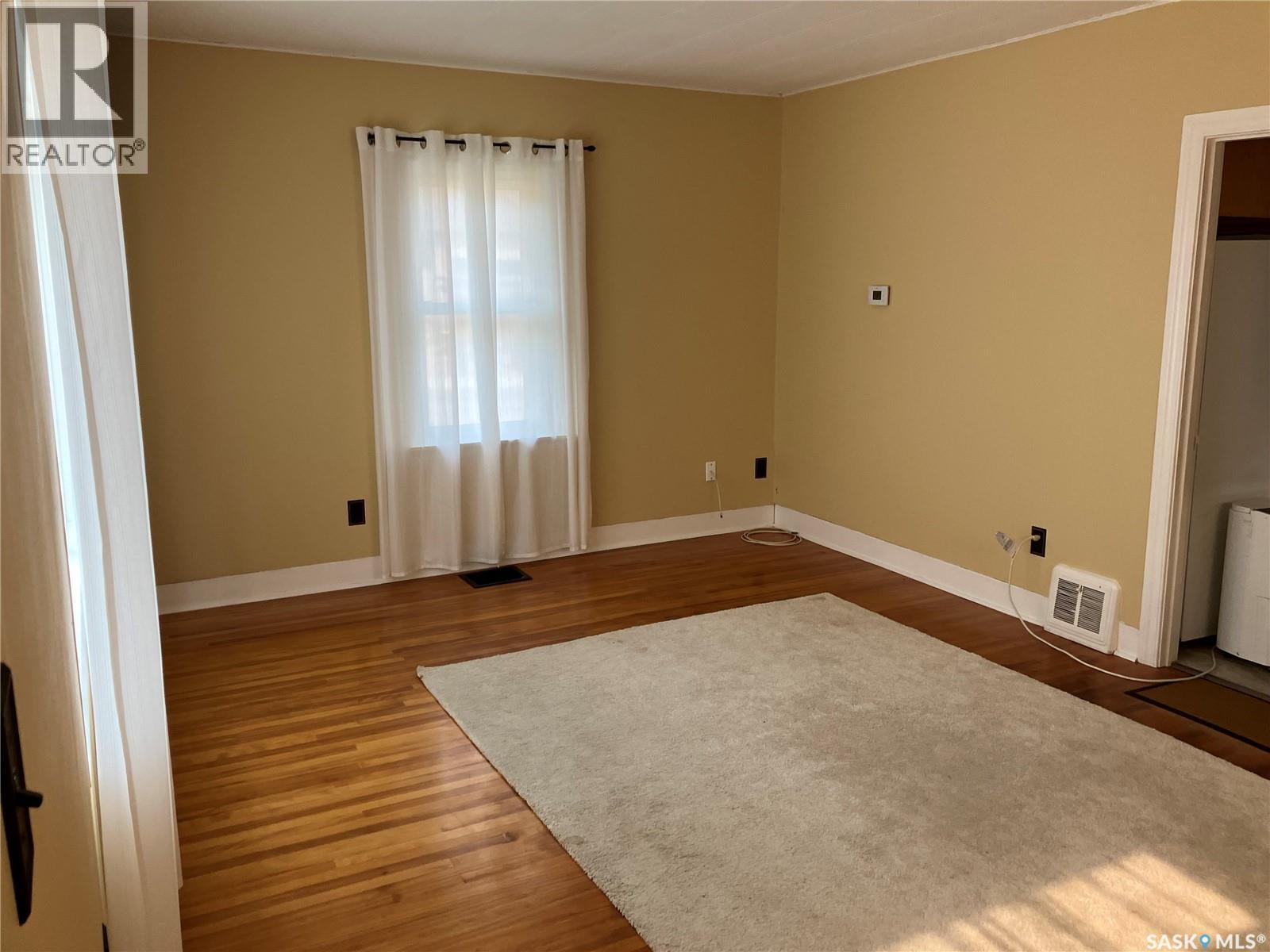 230 6th Avenue W Property Photo 5