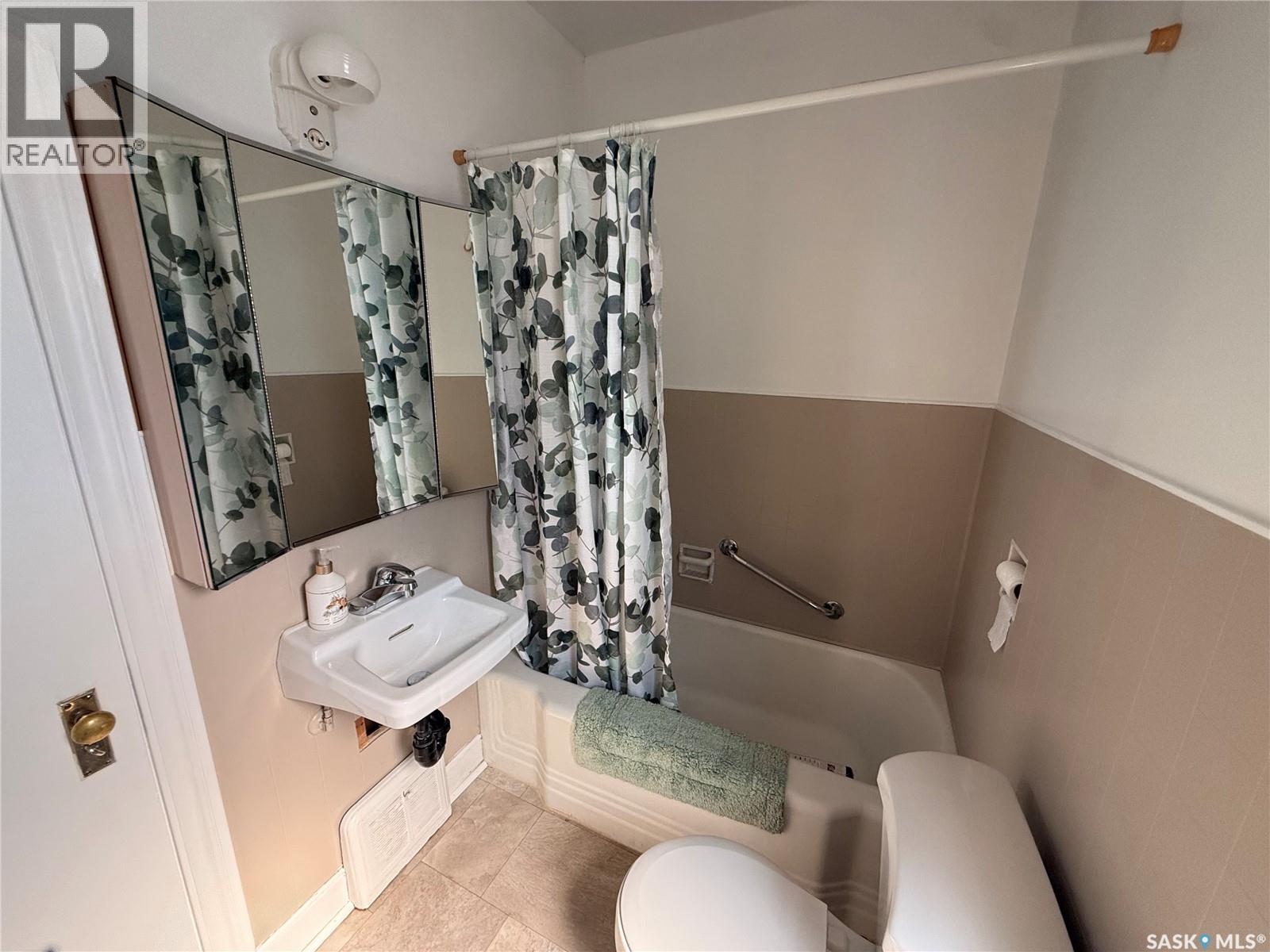 230 6th Avenue W Property Photo 12