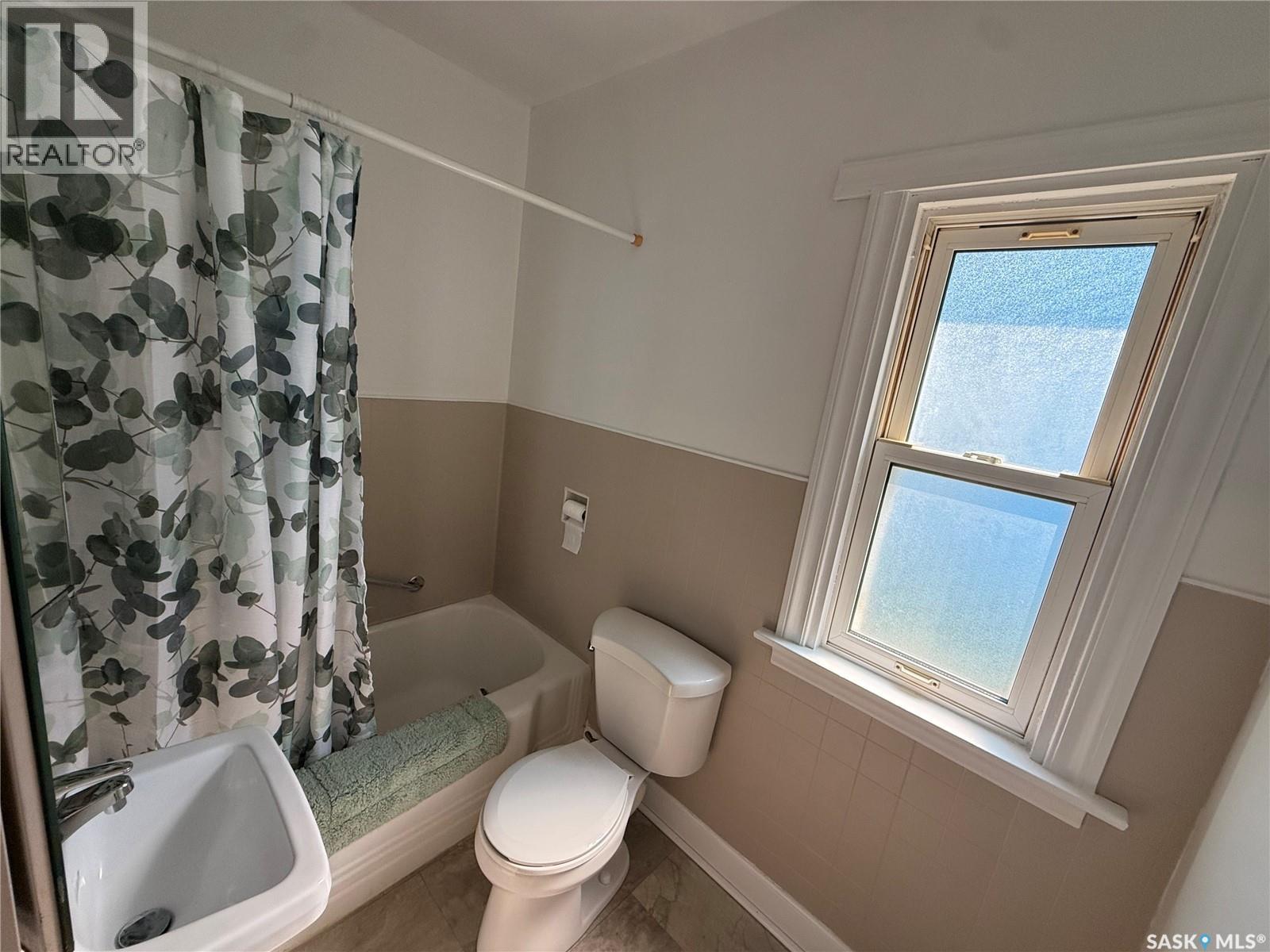 230 6th Avenue W Property Photo 14