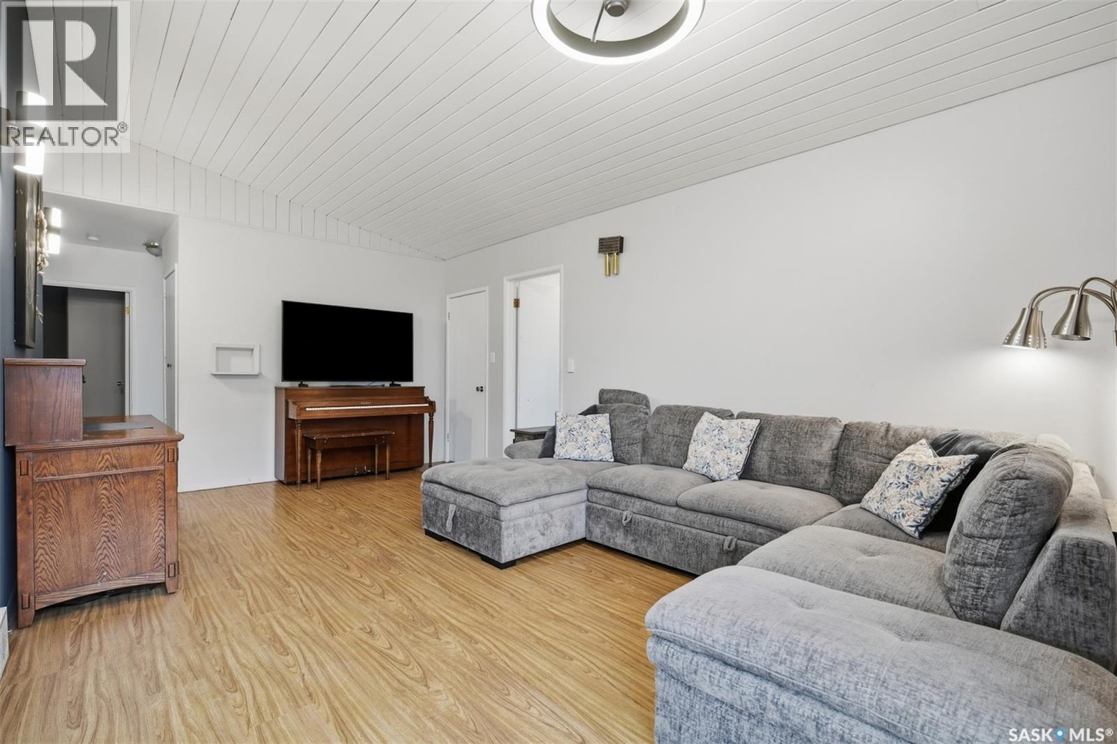 202 Princess Avenue W Property Photo 5