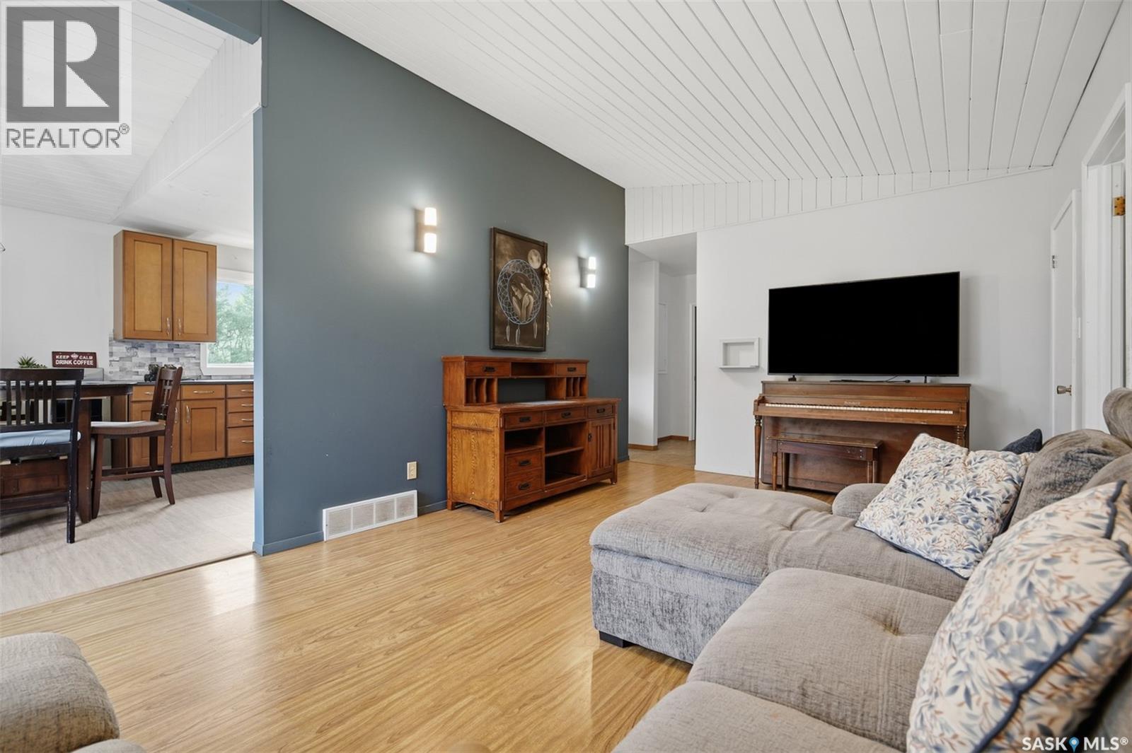 202 Princess Avenue W Property Photo 6
