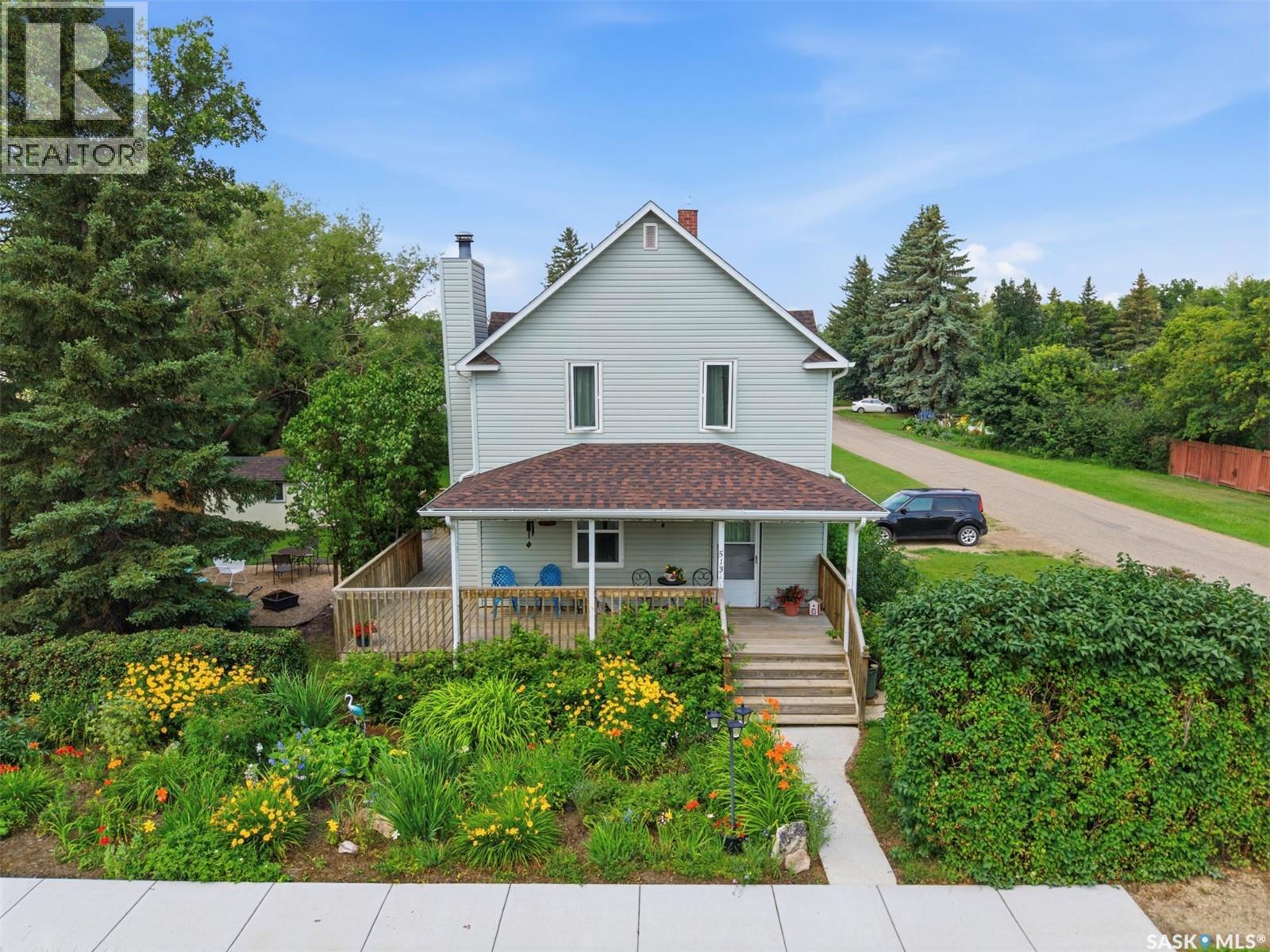 513 1st Street E Property Photo 1
