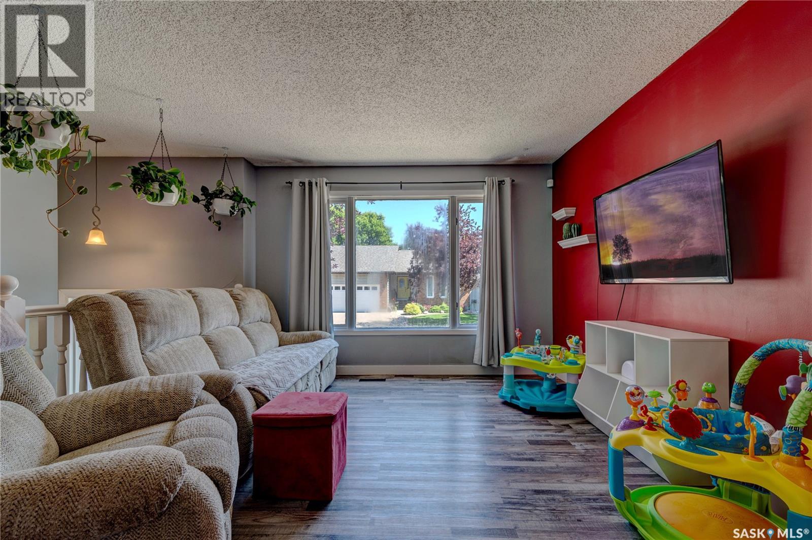 1210 Flexman Crescent Property Photo 3