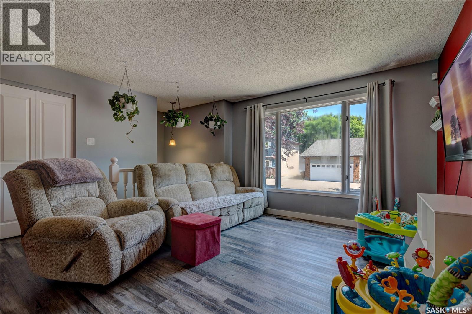 1210 Flexman Crescent Property Photo 4