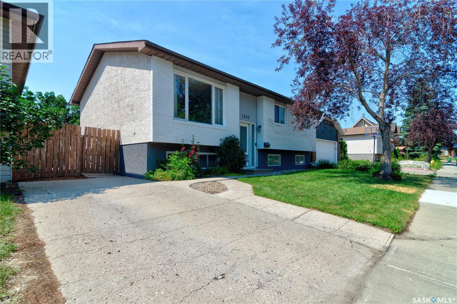 1210 Flexman Crescent Property Photo 34