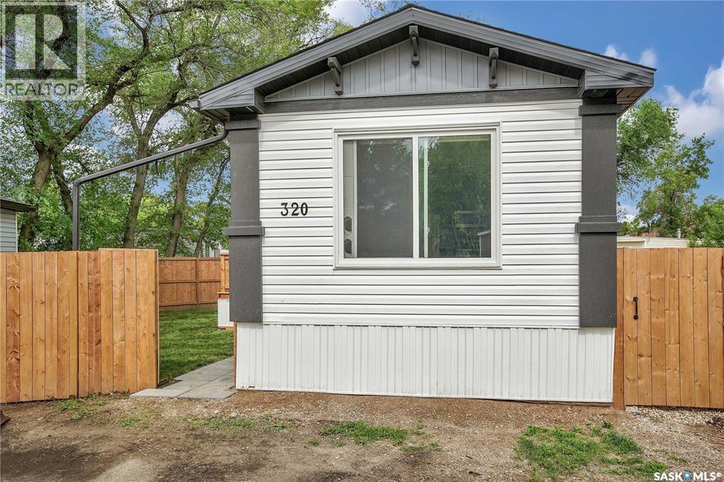 320 1524 Rayner AVENUE Property Photo 1