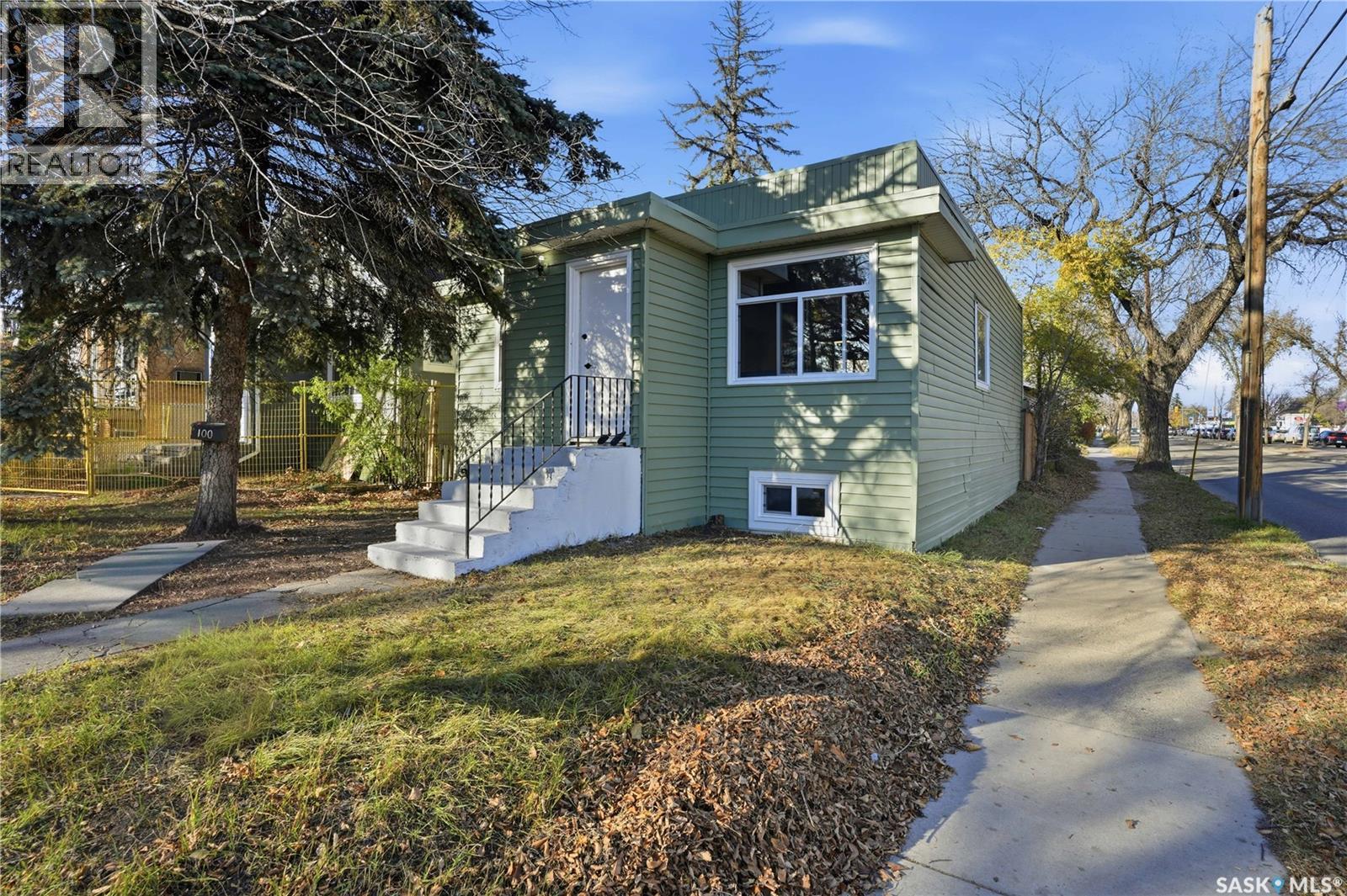 100 32nd Street W Property Photo 1