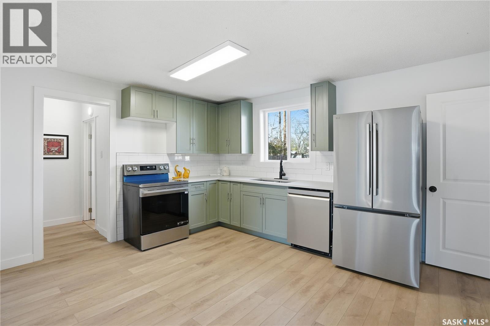 100 32nd Street W Property Photo 5