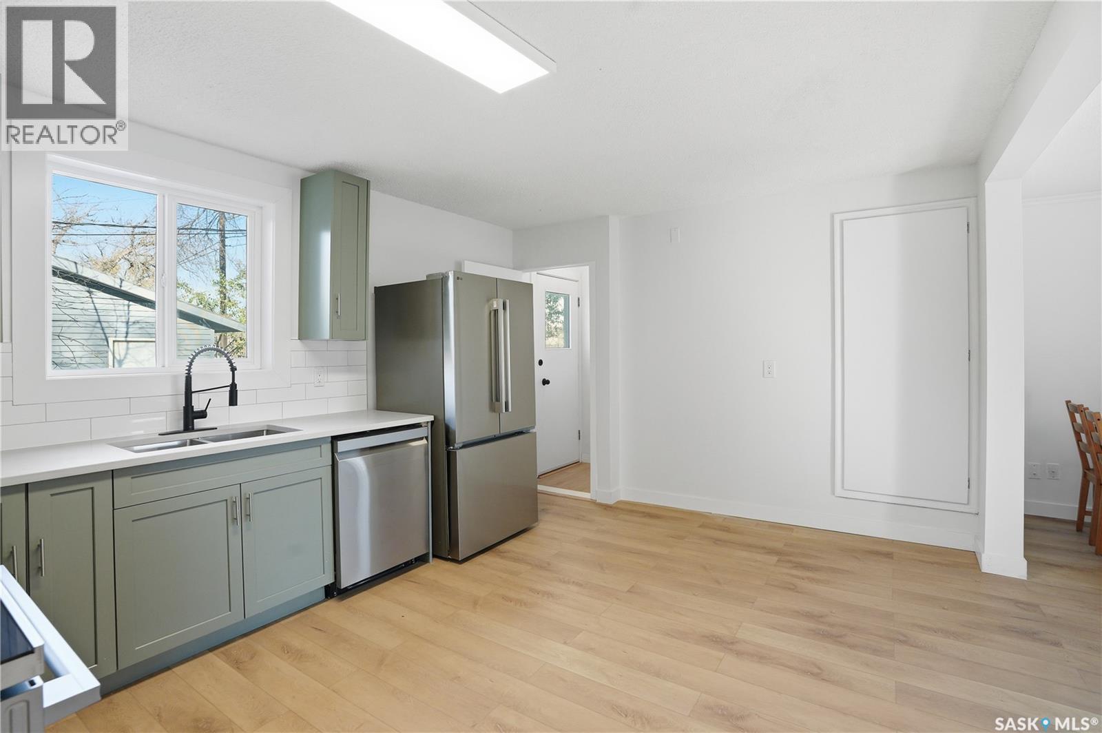 100 32nd Street W Property Photo 6