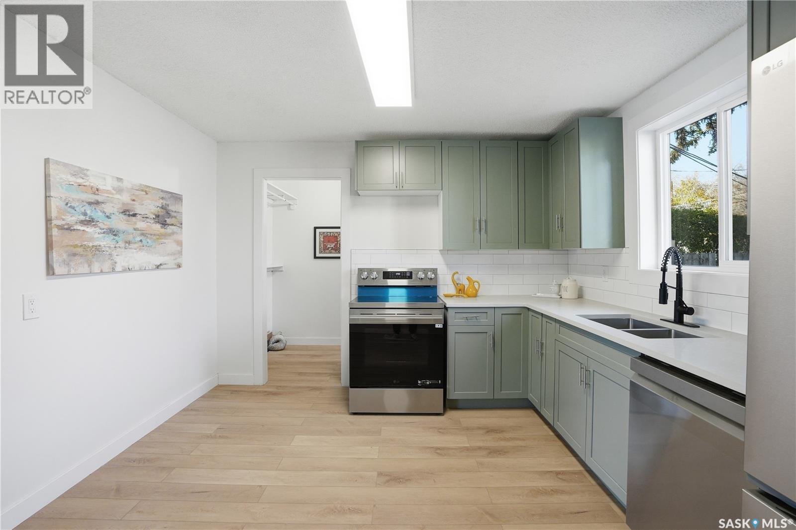 100 32nd Street W Property Photo 7