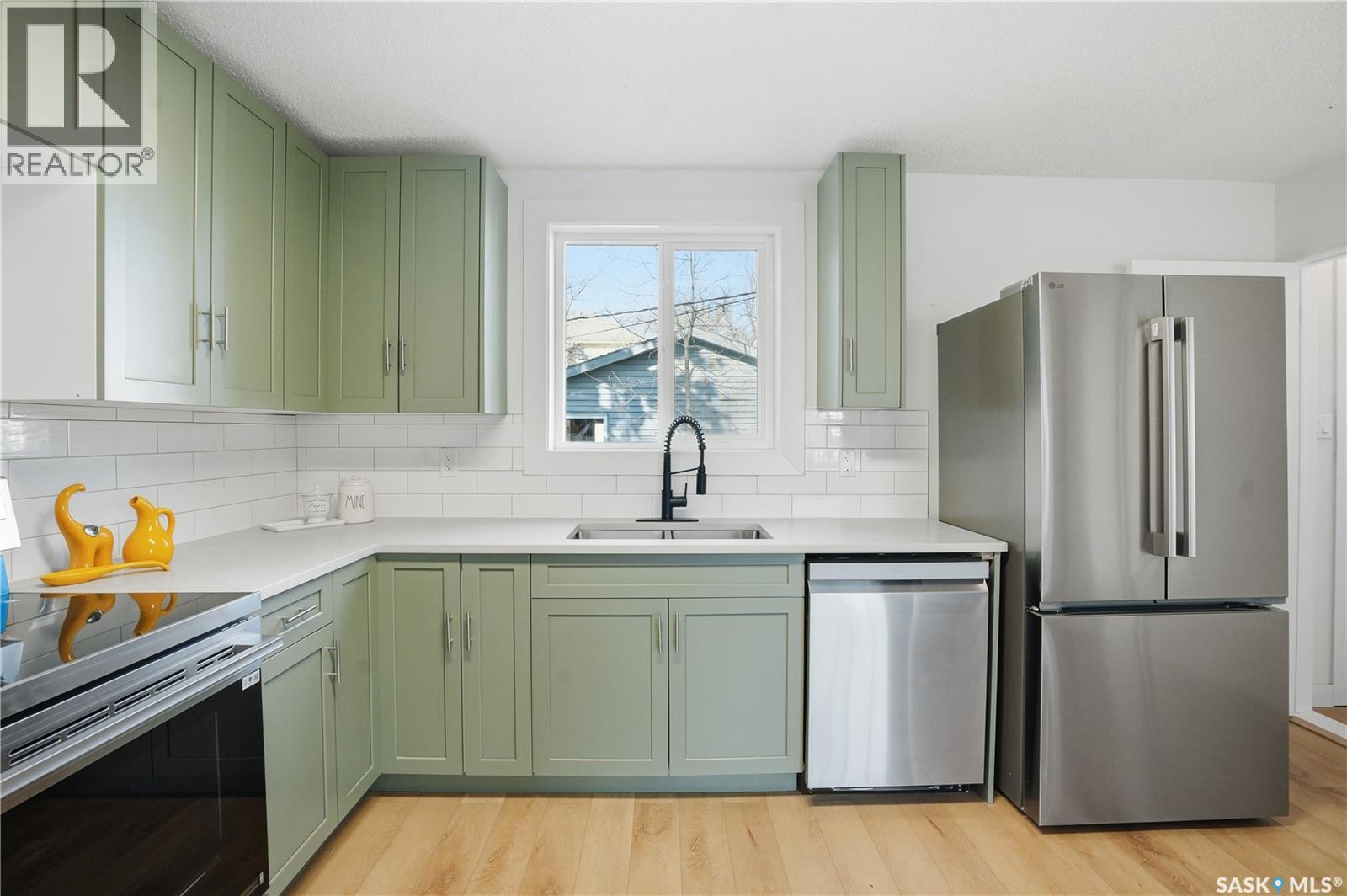 100 32nd Street W Property Photo 8
