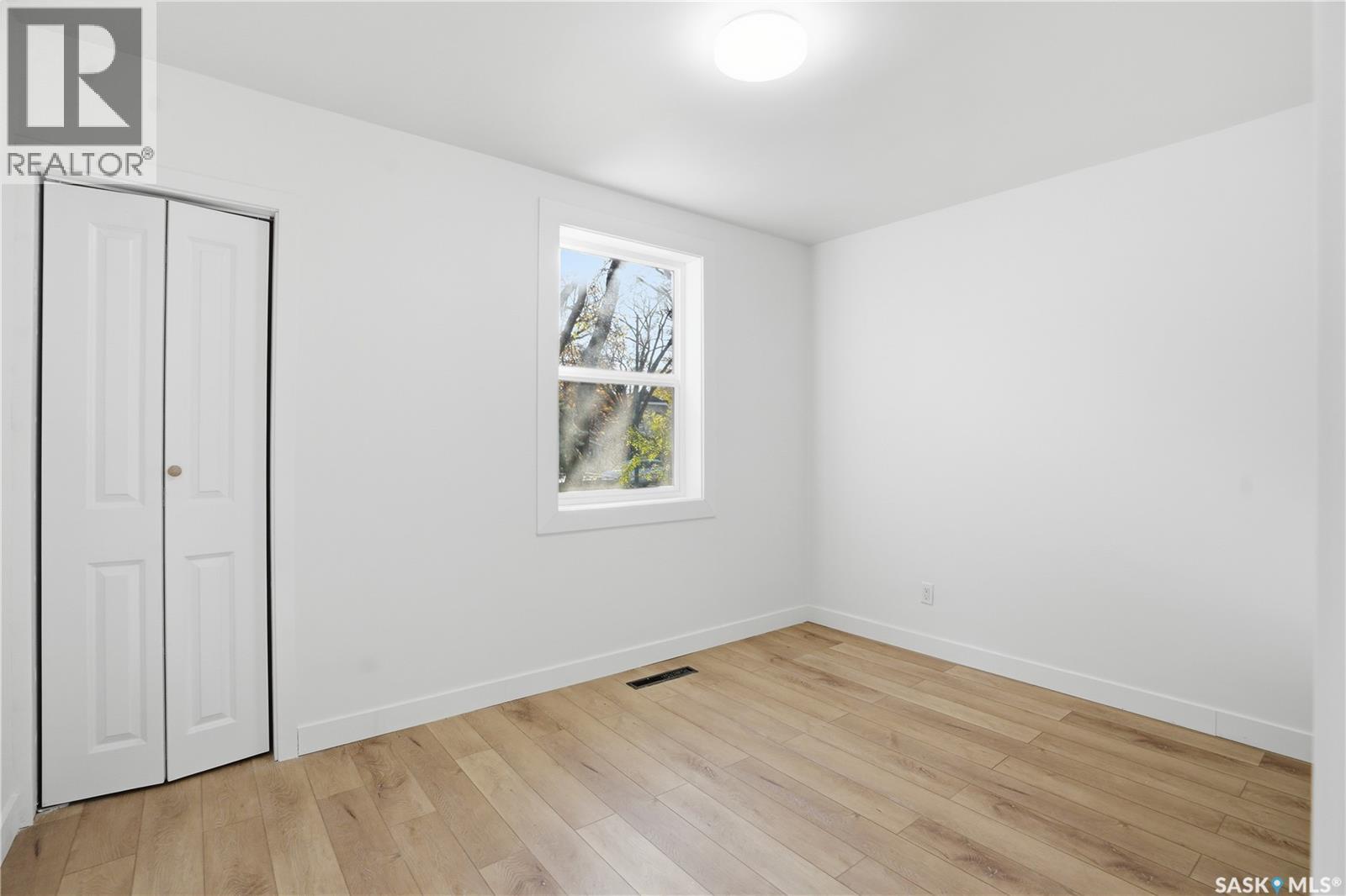 100 32nd Street W Property Photo 10