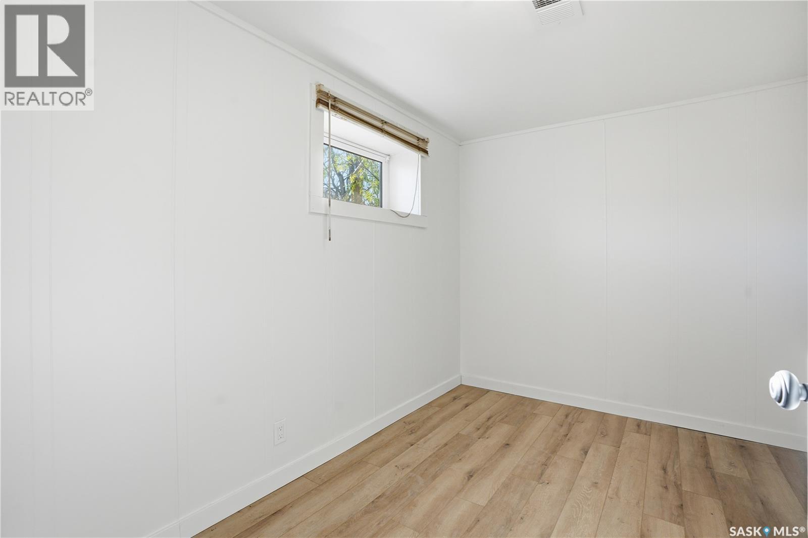 100 32nd Street W Property Photo 16