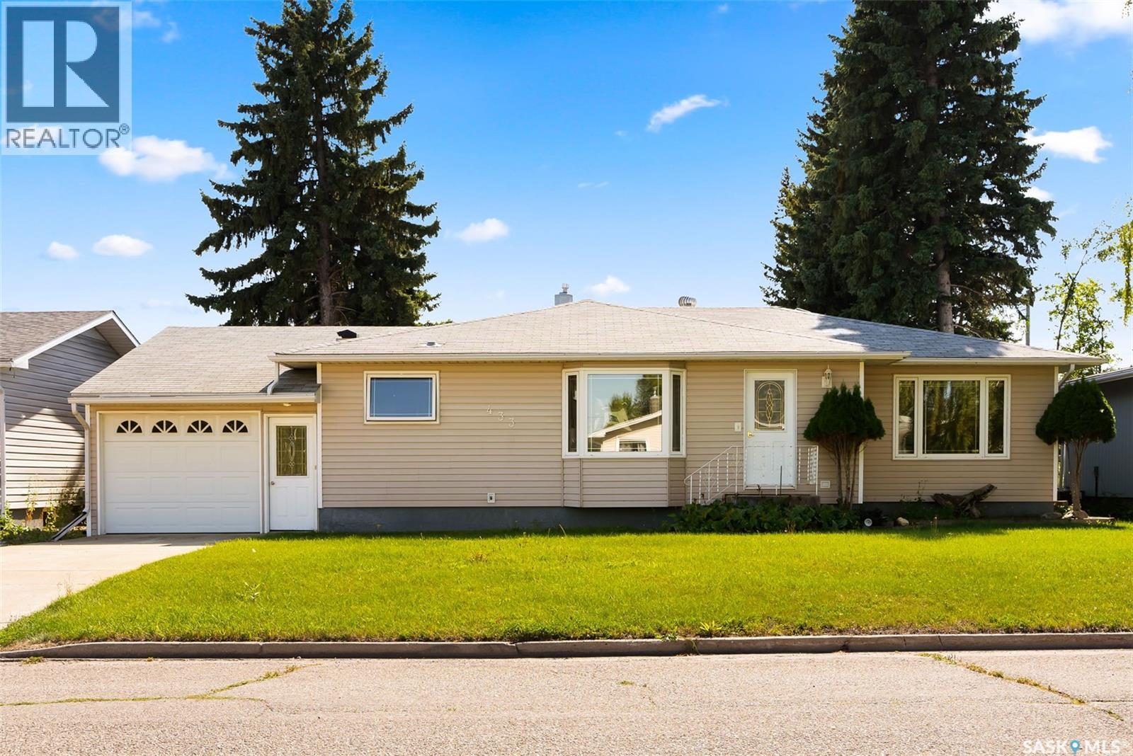 433 9th Avenue W Property Photo 1