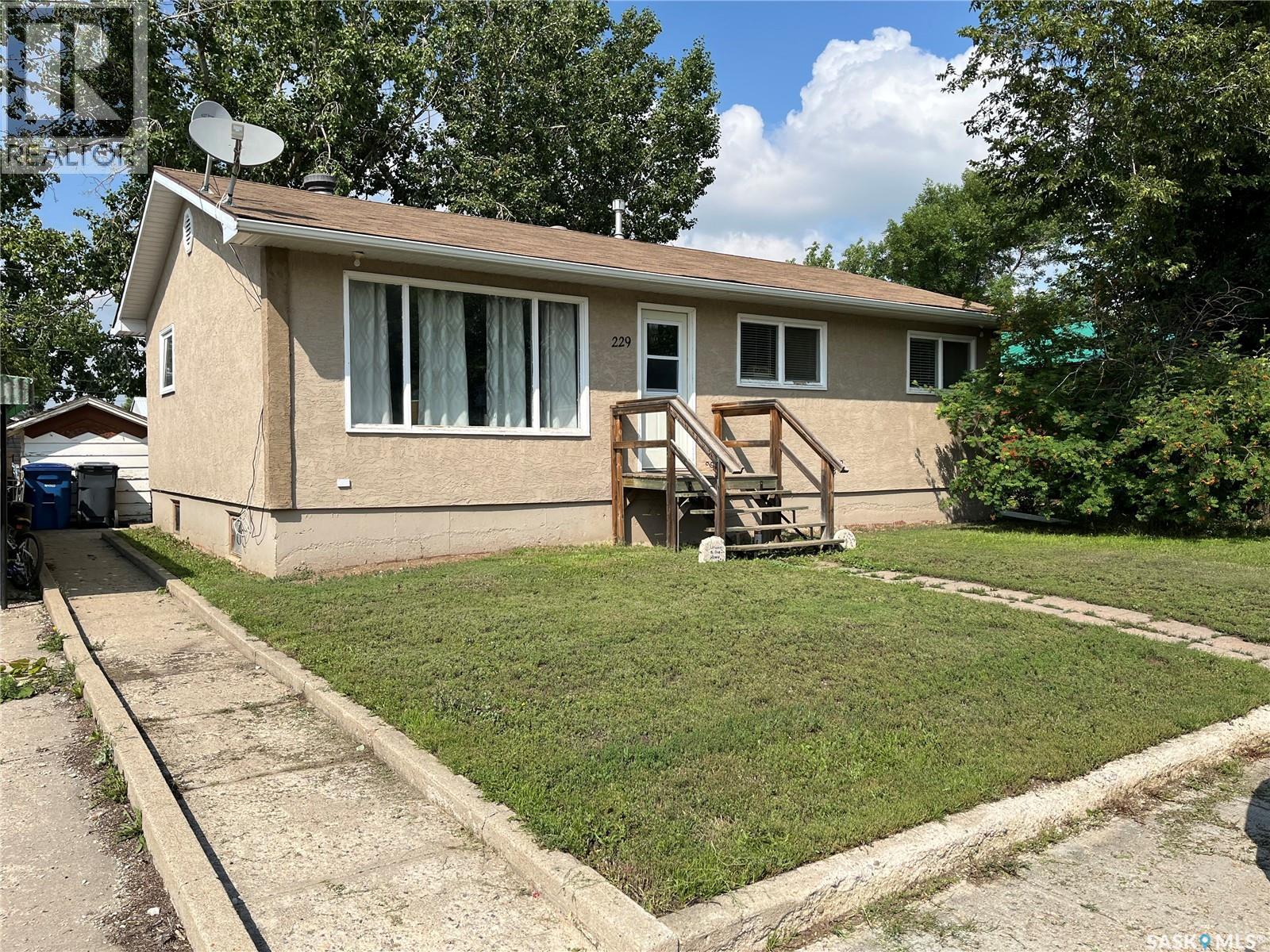 229 4th Avenue E Property Photo 1