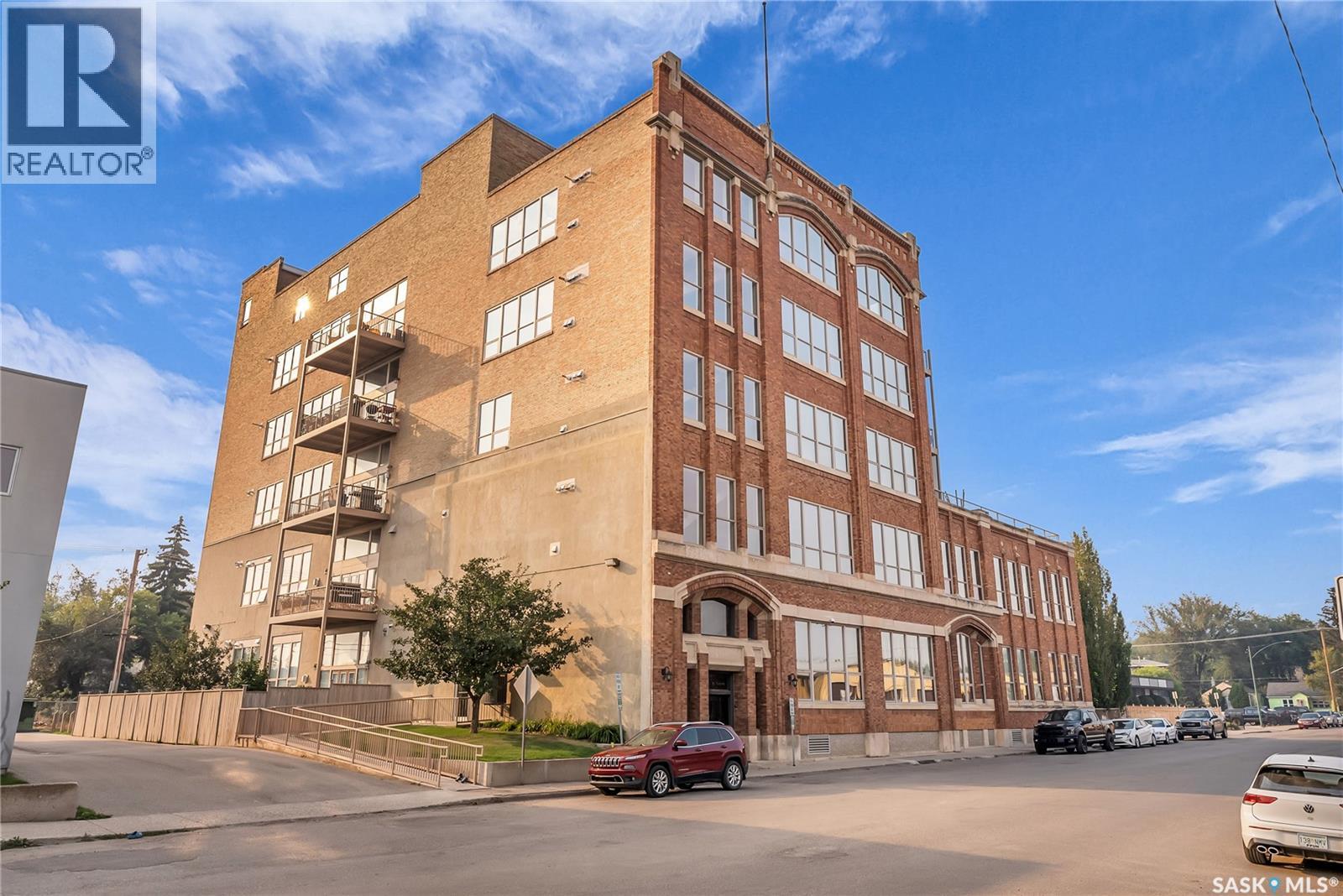 206 211 D AVENUE N Property Photo 1