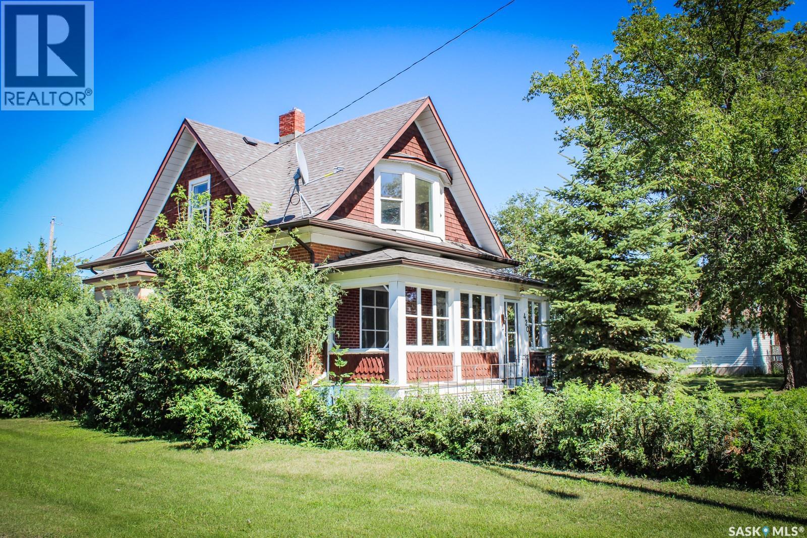 420 Burrows Avenue W Property Photo 1