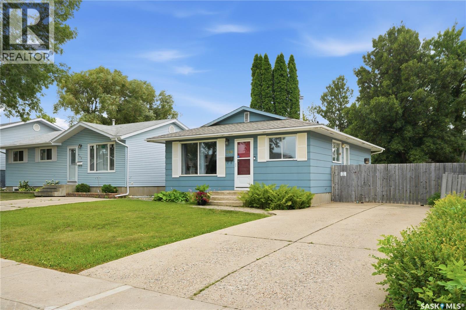 338 Brock CRESCENT Property Photo 1