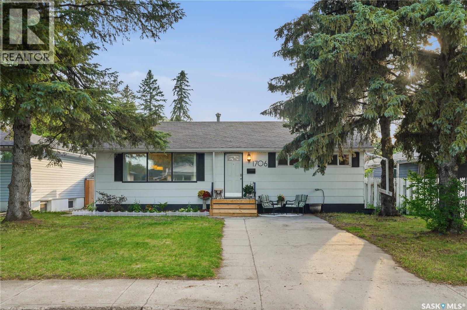1706 Ewart Avenue Property Photo 2