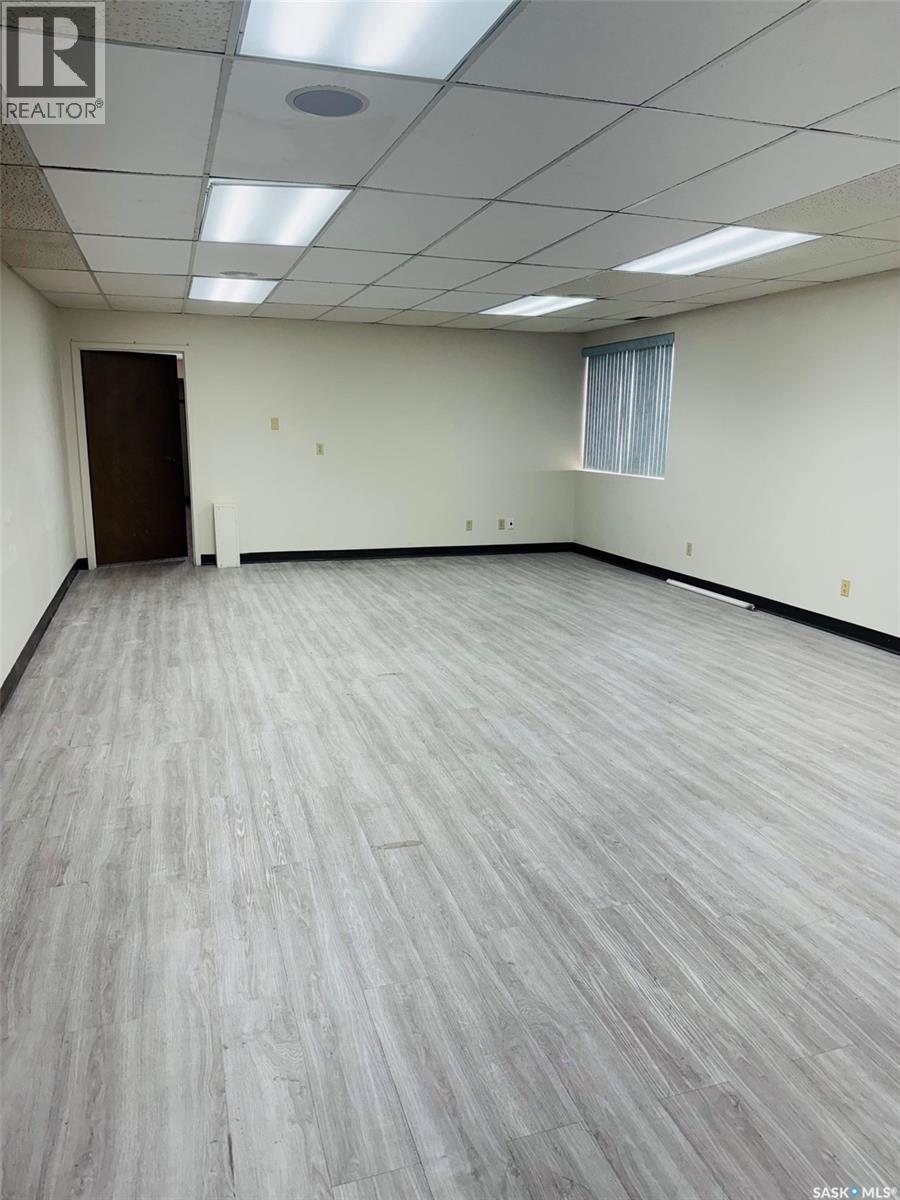 201 149 Robin Crescent Property Photo 2