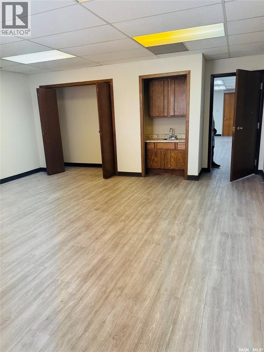 201 149 Robin Crescent Property Photo 4