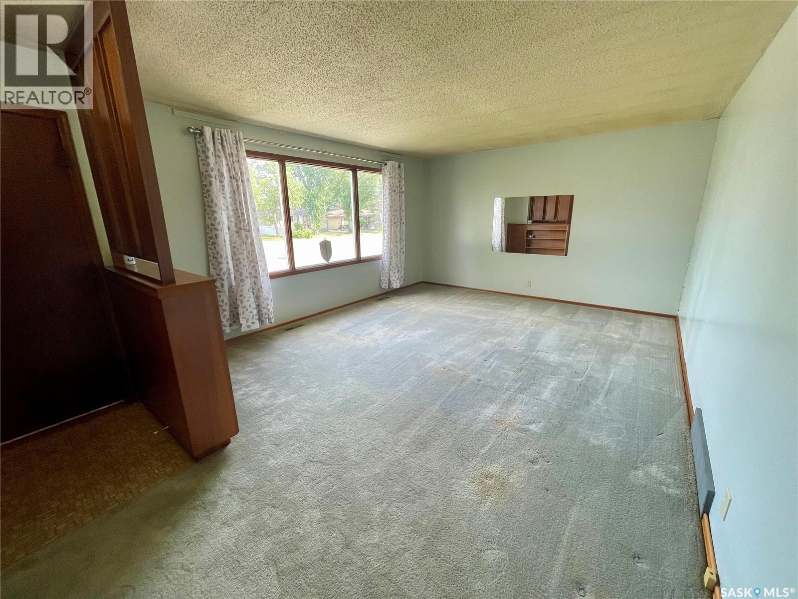 206 Mcintosh Street N Property Photo 3