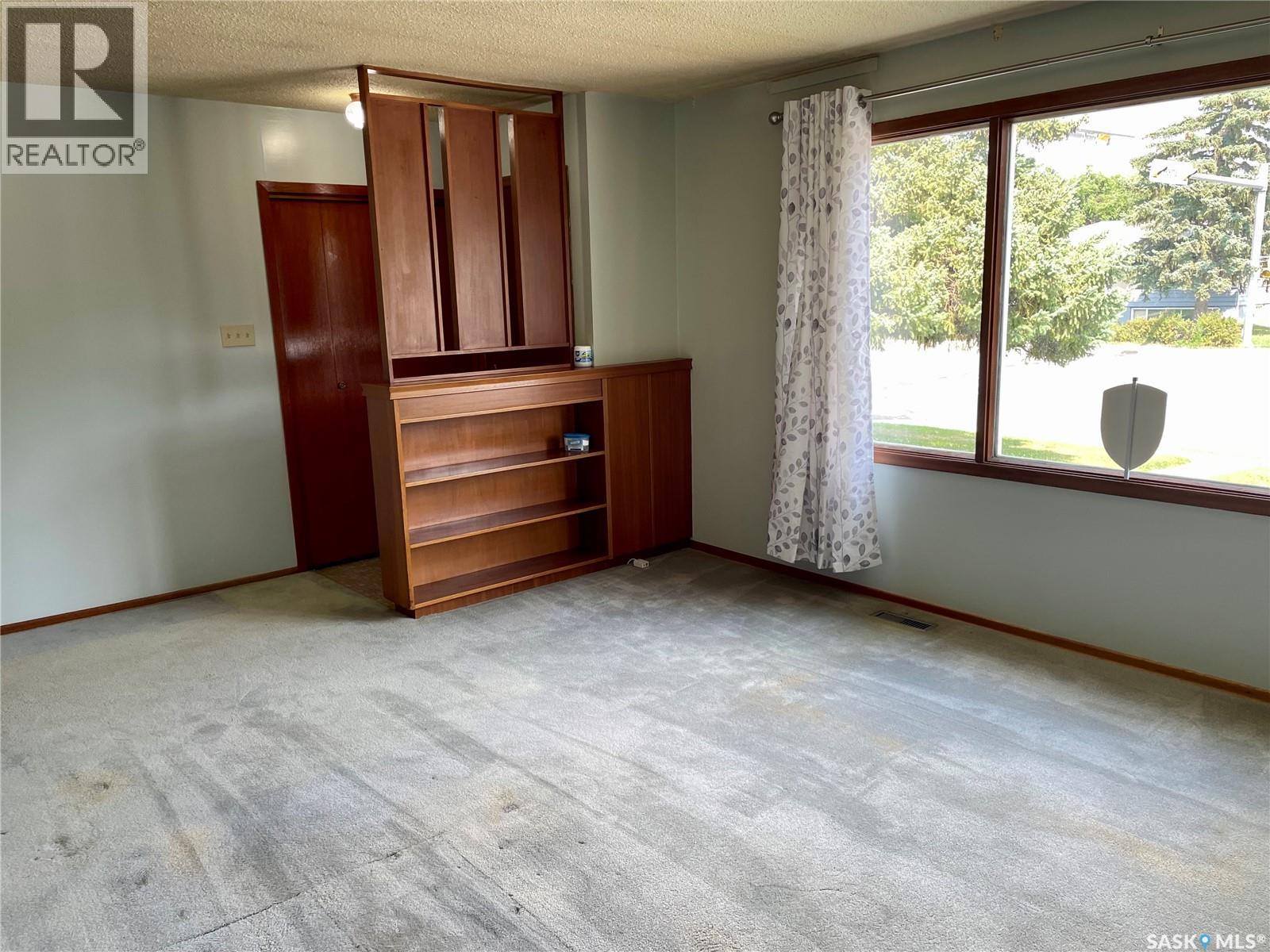 206 Mcintosh Street N Property Photo 4