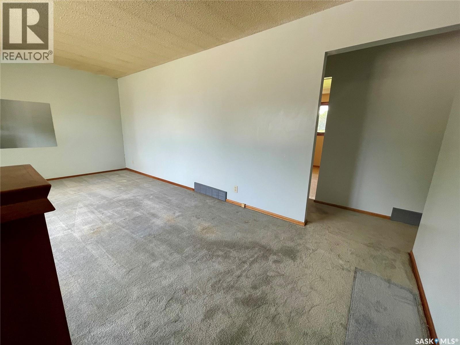 206 Mcintosh Street N Property Photo 5