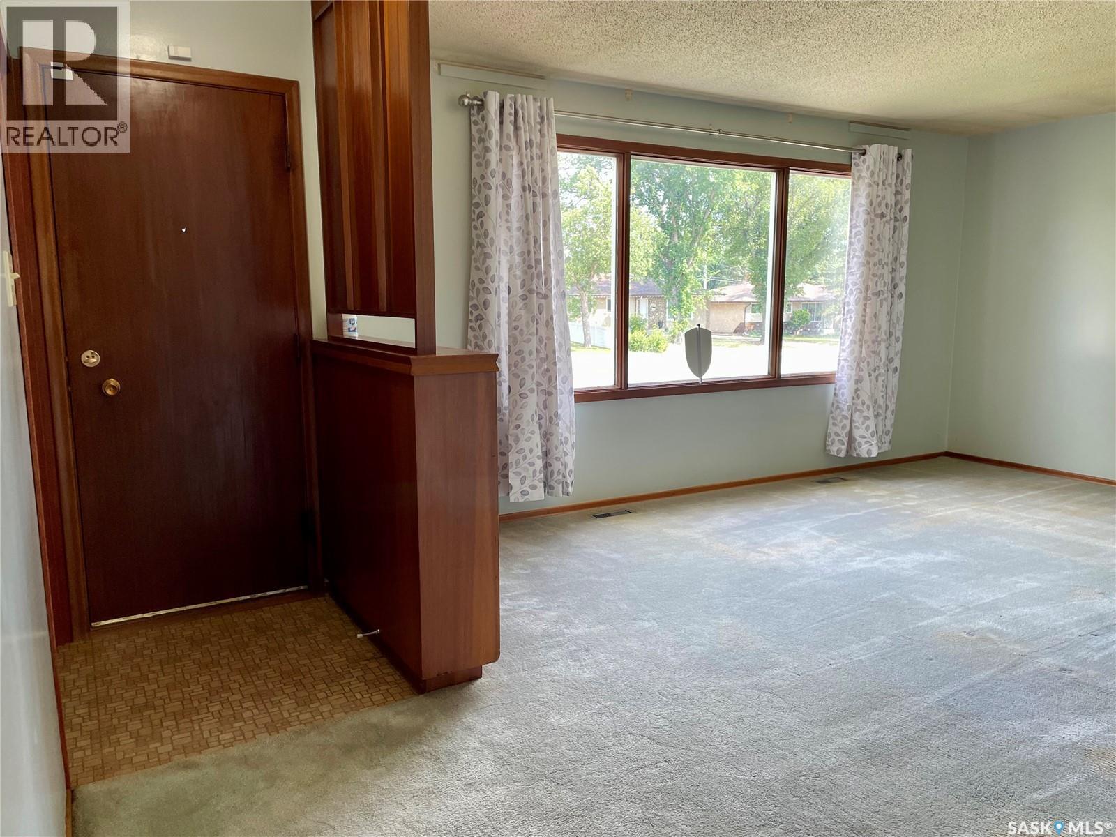 206 Mcintosh Street N Property Photo 6
