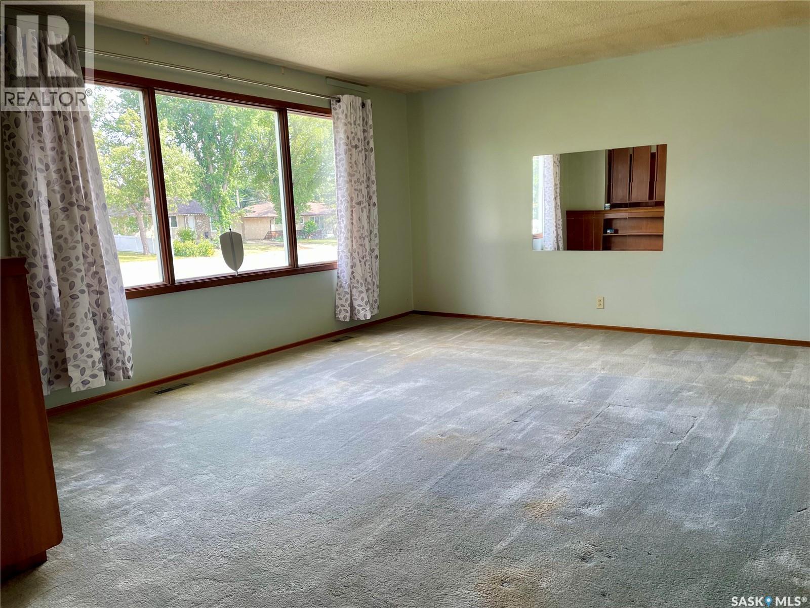 206 Mcintosh Street N Property Photo 7