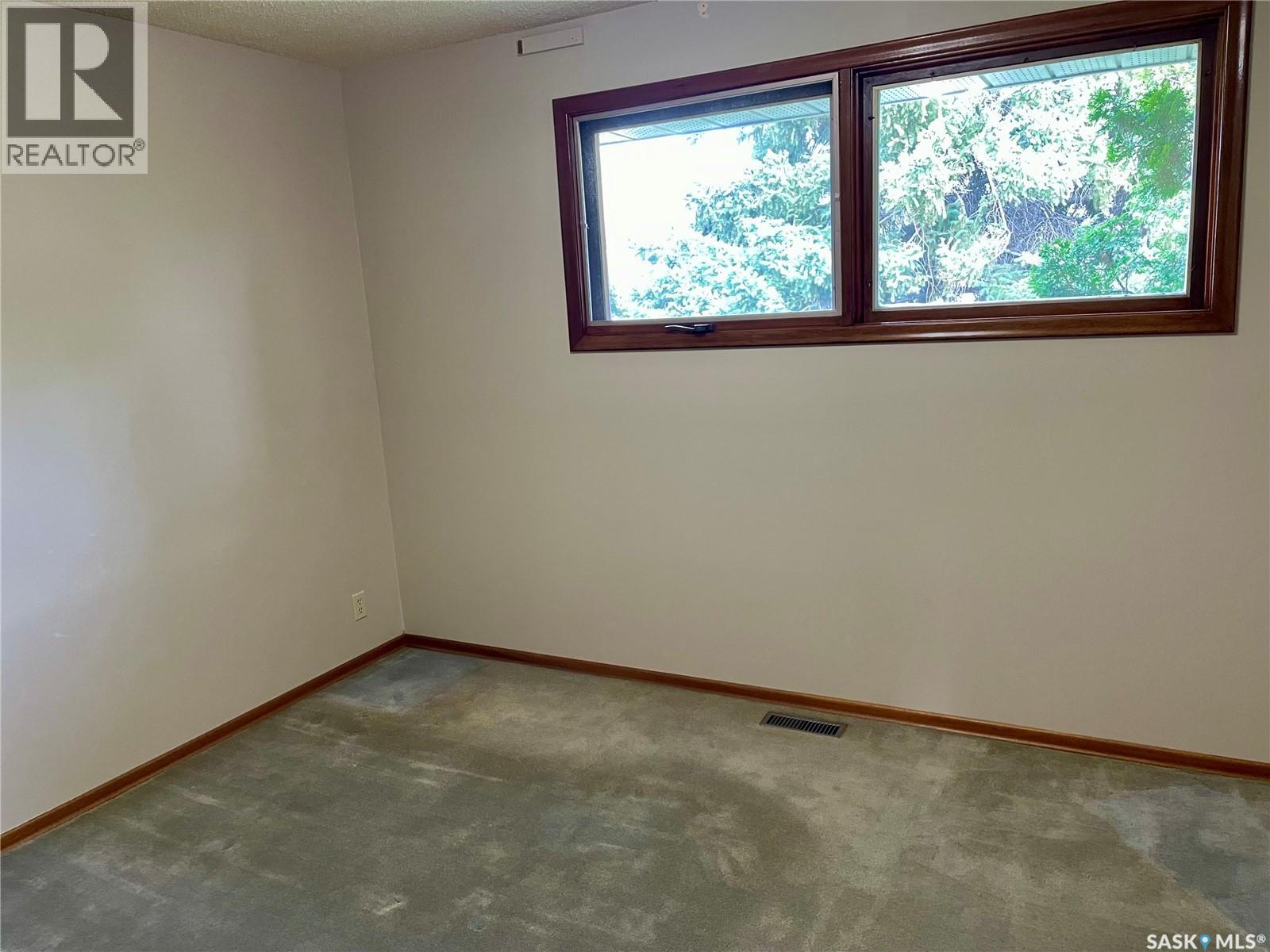 206 Mcintosh Street N Property Photo 14