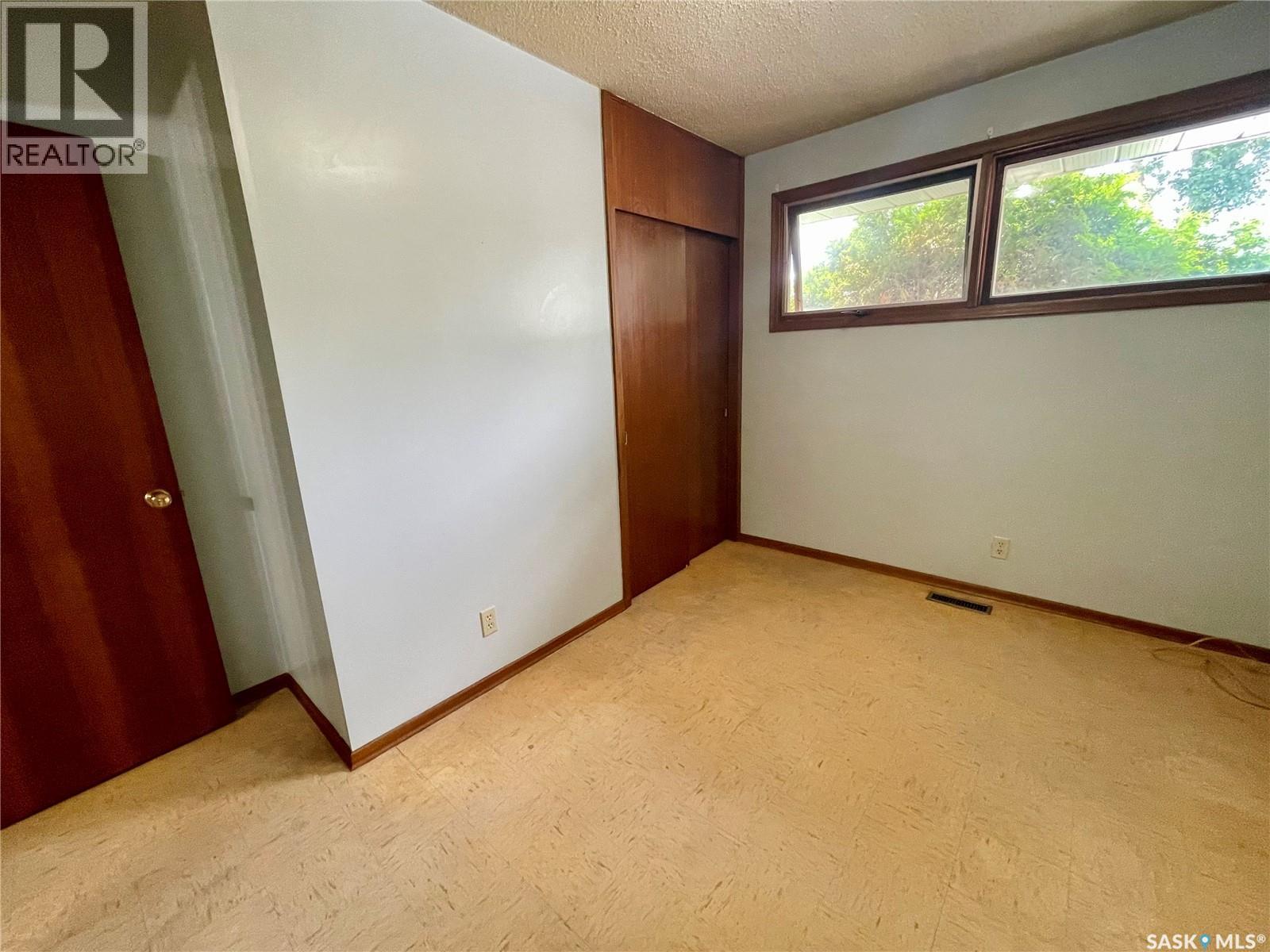 206 Mcintosh Street N Property Photo 16