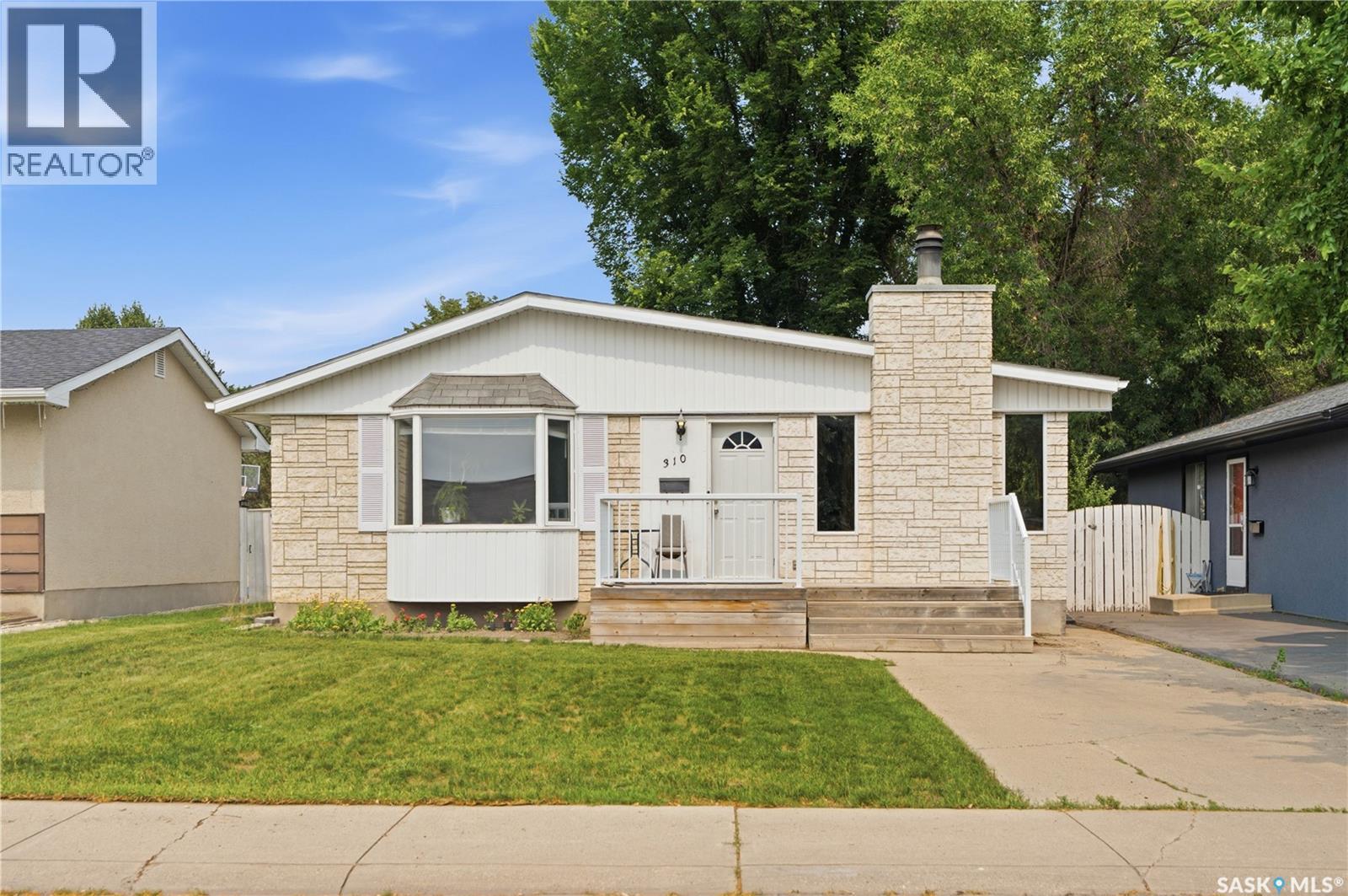 310 Douglas Crescent Property Photo 1