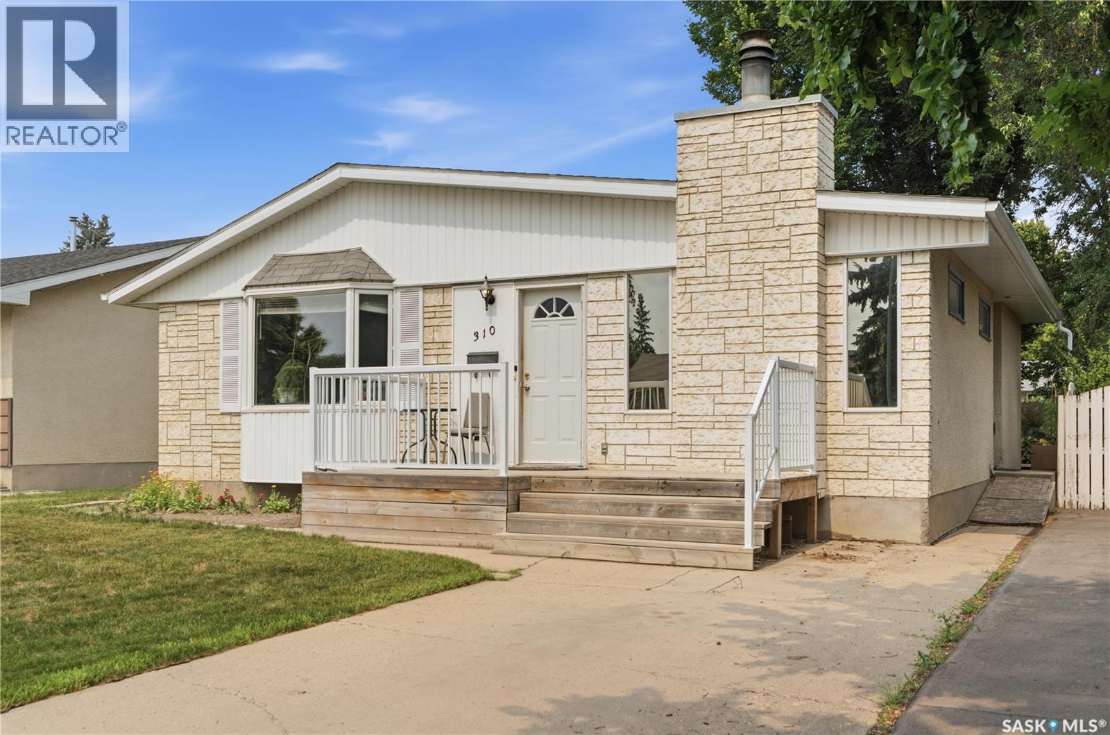 310 Douglas Crescent Property Photo 2