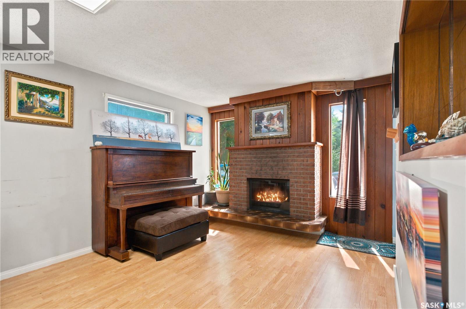 310 Douglas Crescent Property Photo 4