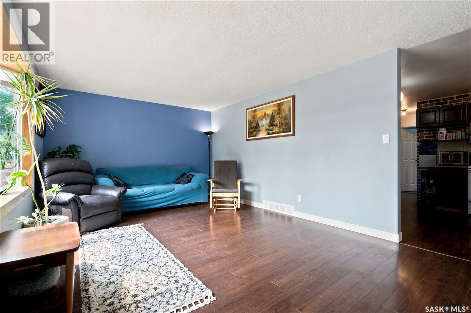 310 Douglas Crescent Property Photo 16