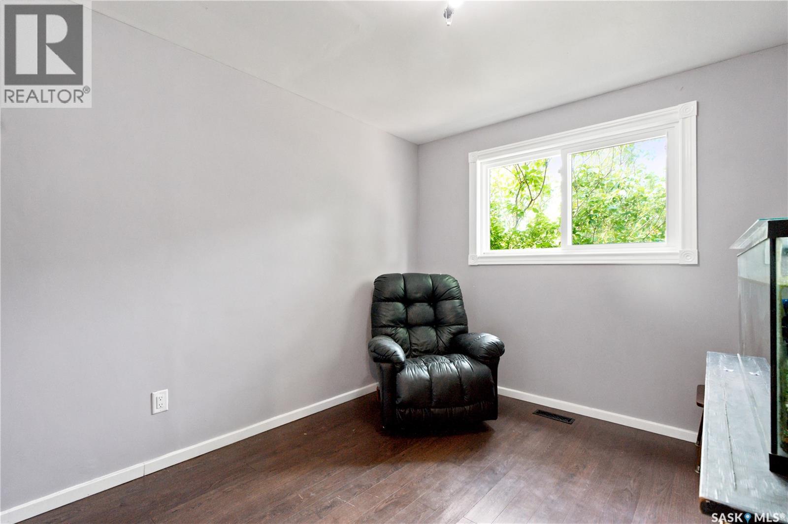 310 Douglas Crescent Property Photo 25