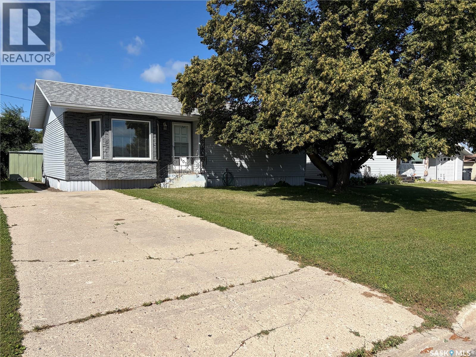 507 6th Street E Property Photo 2