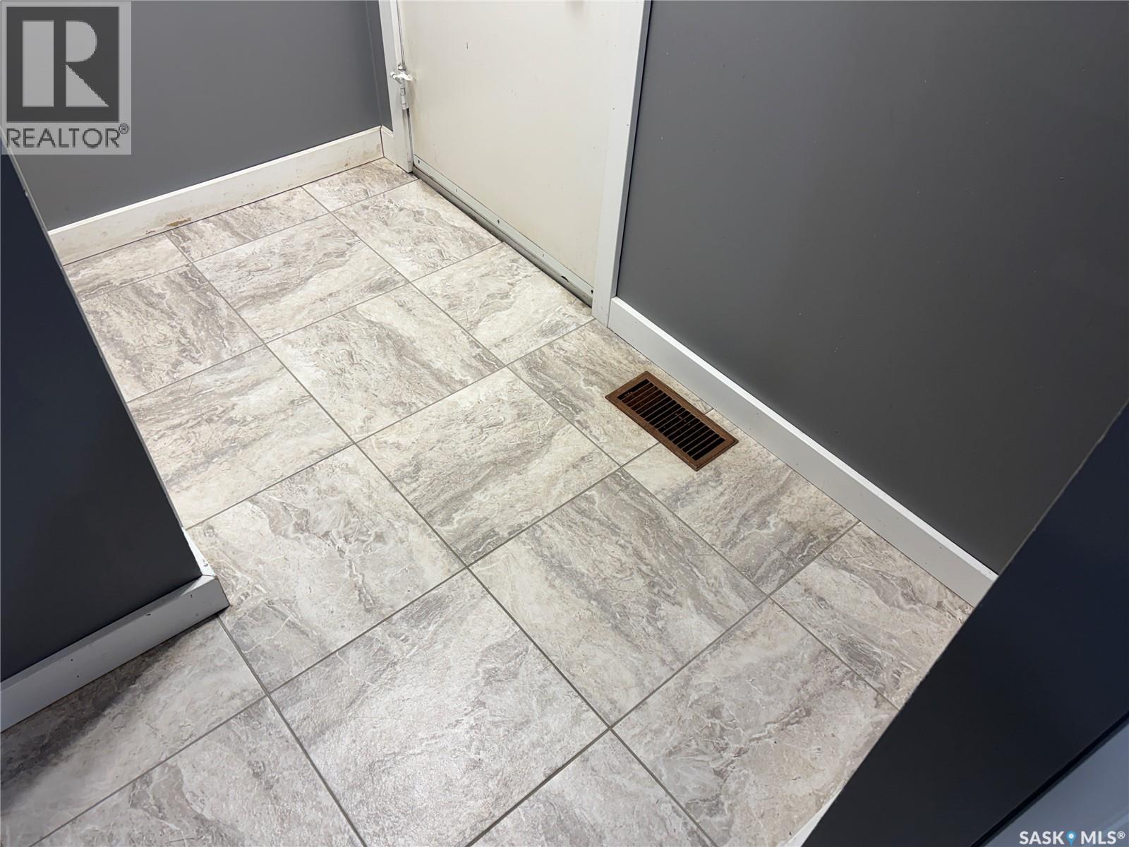 507 6th Street E Property Photo 5