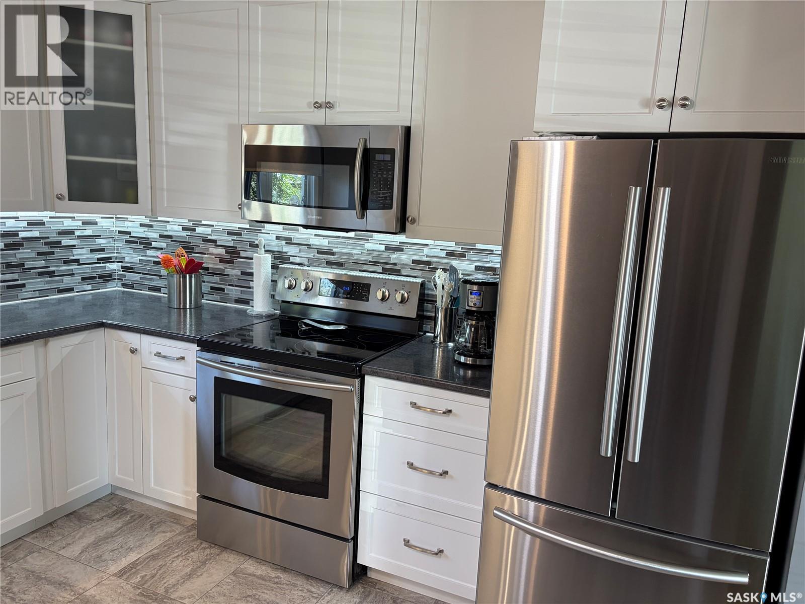 507 6th Street E Property Photo 8