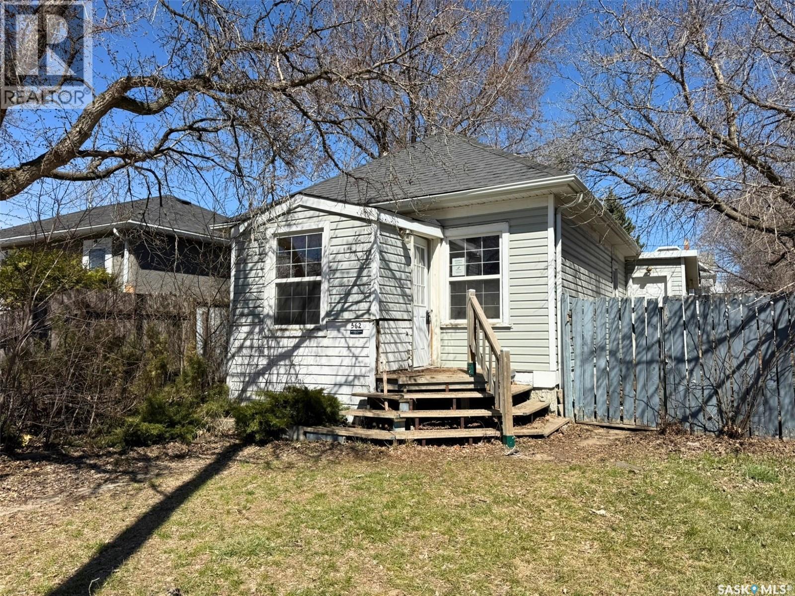 562 Athabasca STREET W