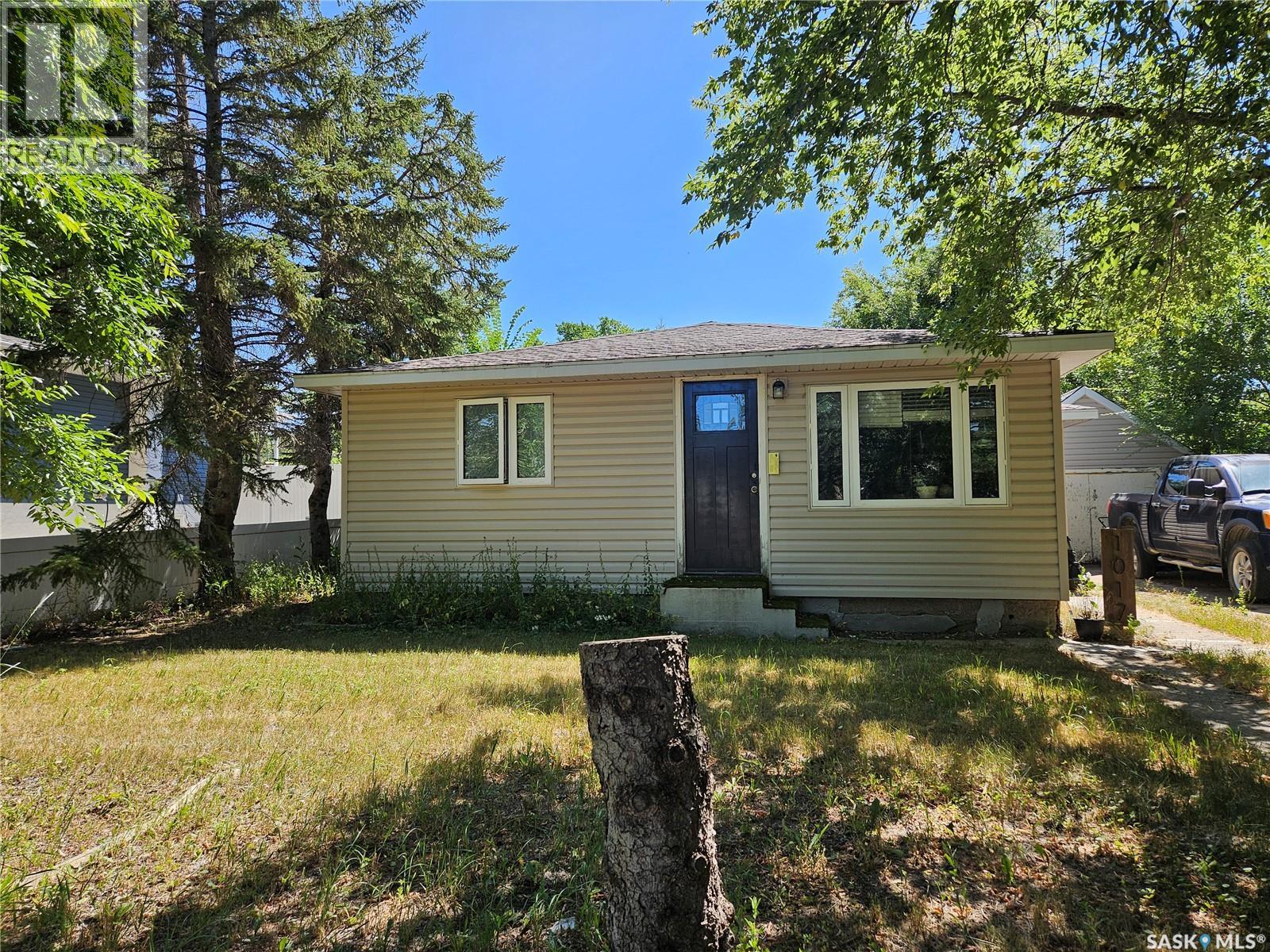 1017 Coteau STREET W Property Photo 1