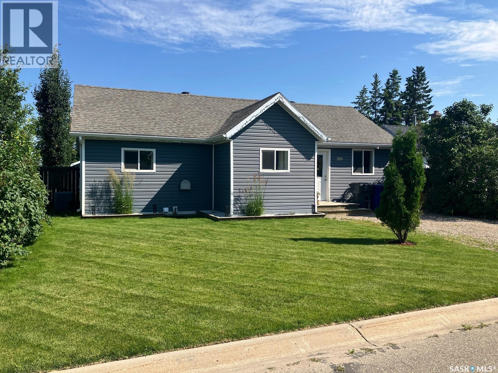 709 6th Avenue W Property Photo 1