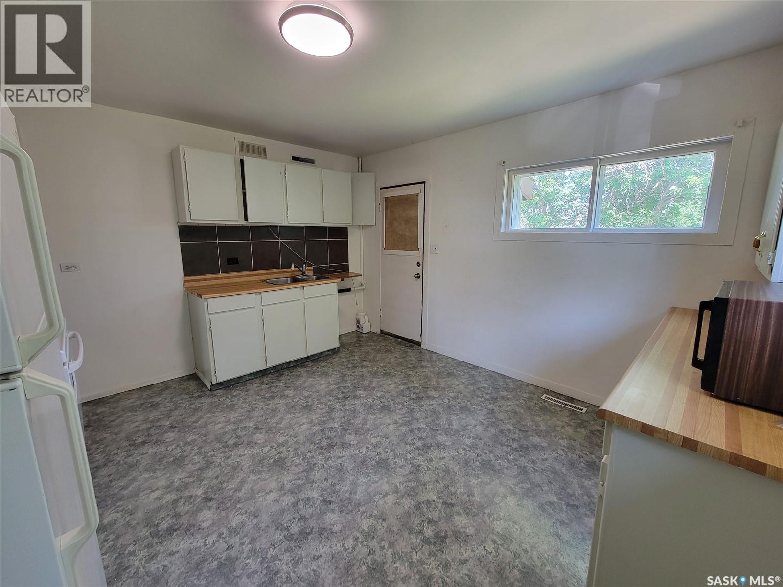 273 1st Avenue W Property Photo 3