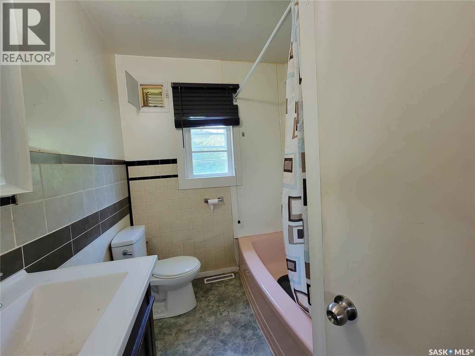 273 1st Avenue W Property Photo 9