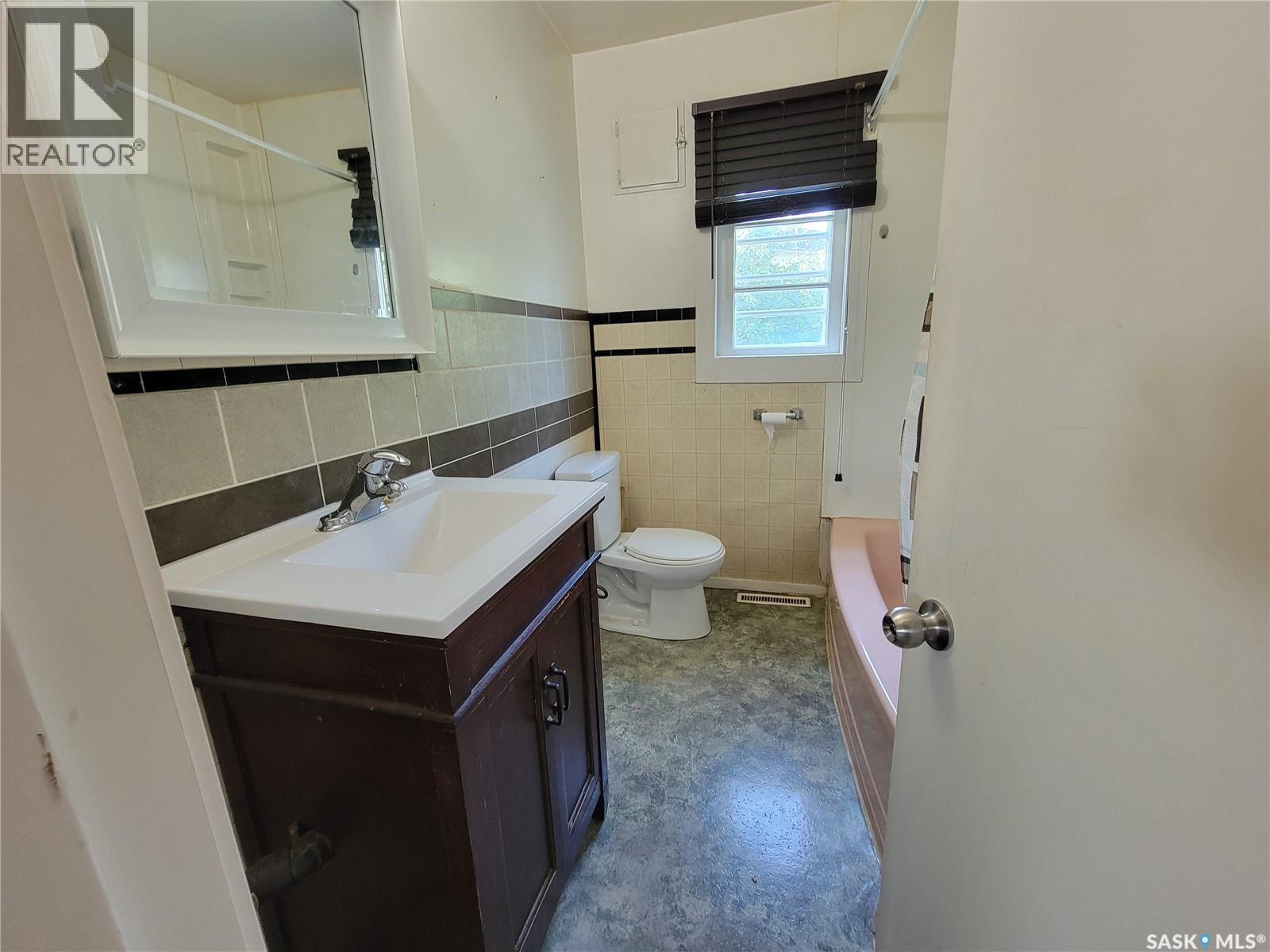 273 1st Avenue W Property Photo 10